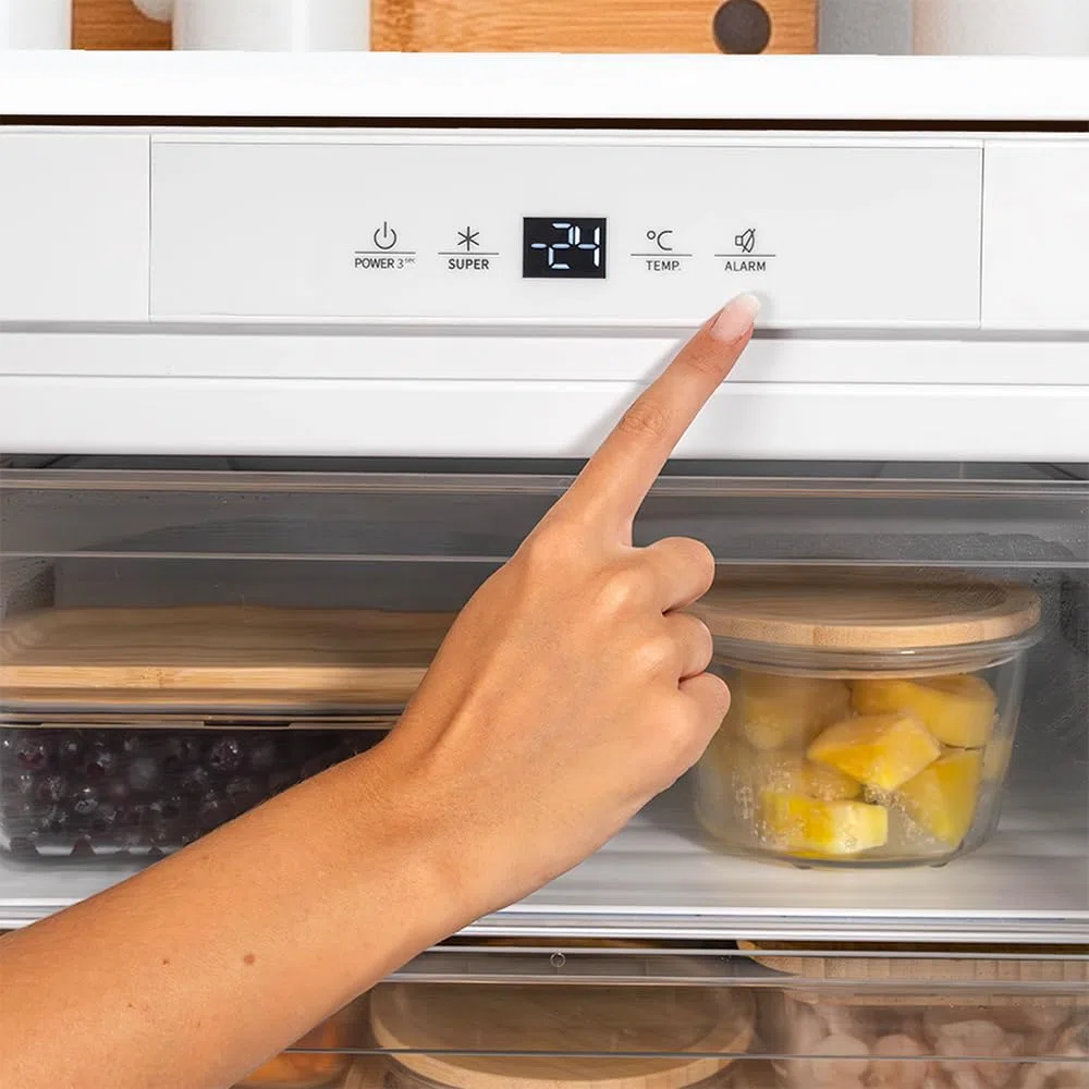 Cecotec Bolero Coolmarket TF BI 101 White E. Integrierbarer Mini-Gefrierschrank, 101 l, Display Touch und Fast Freezing, umkehrbare Tür, einstellbare Temperatur -14 °C bis -24 °C,