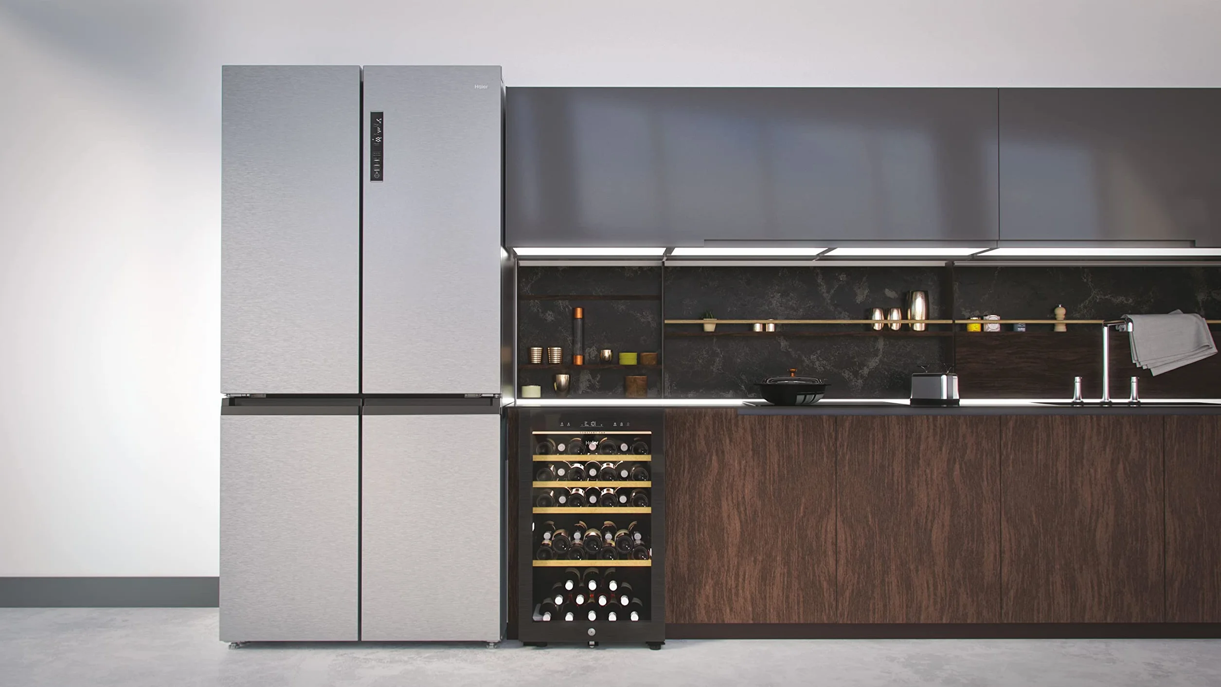 Haier HWS49GA Weinkühlschrank / 49 Flaschen / 82 cm Höhe / 1 Zone/hOn-App/UV-undurchlässige Glastür / 4 Holzablagen / 3D-LED Beleuchtsystem/Vibrationsarmer Kompressor, Schwarz