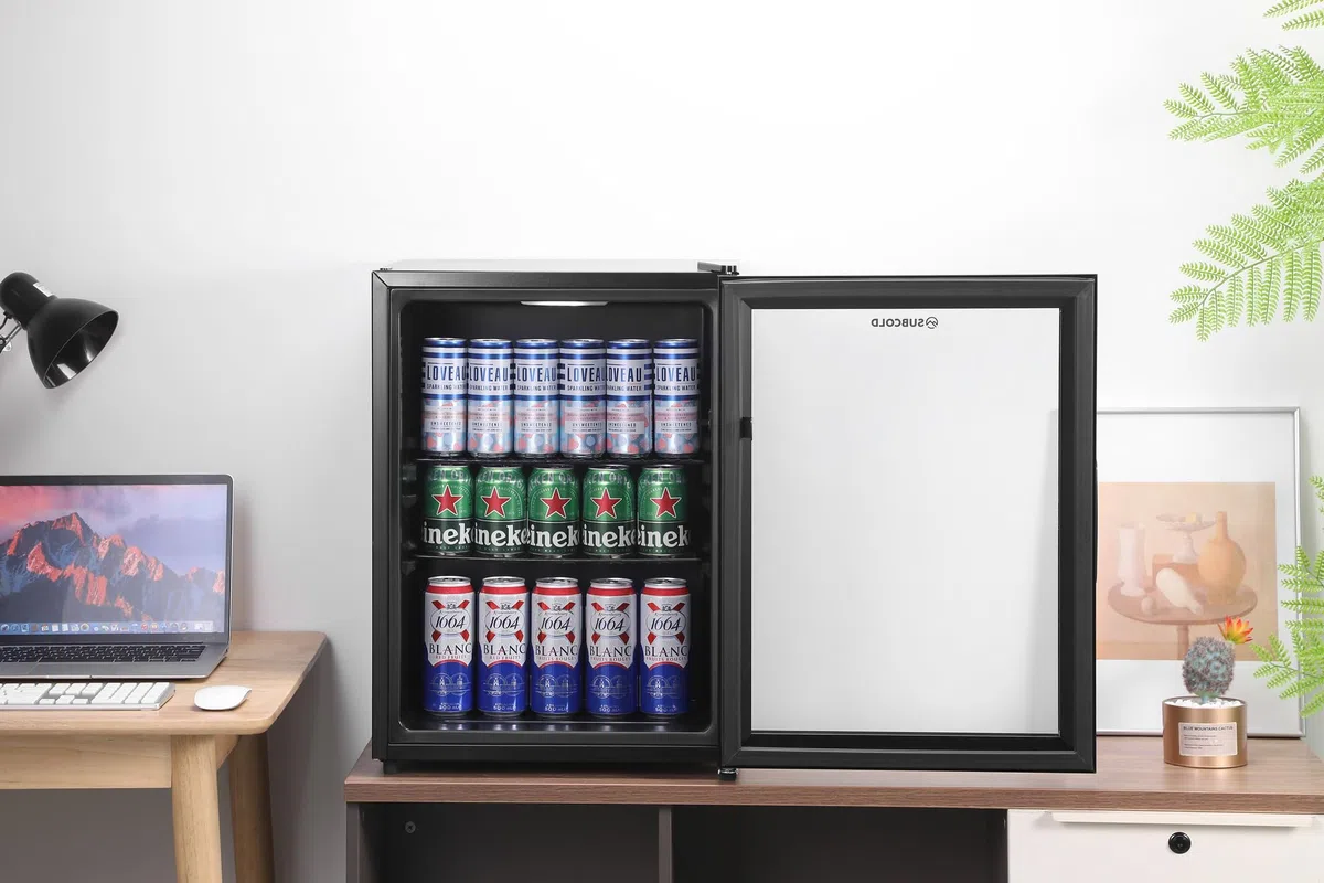 Subcold Cave60 Getränkekühlschrank 54L für 50 Dosen | Bierkühlschrank mit Glastür und LED-Beleuchtung | Mini Kühlschrank für Hausbar, Büro & Minibar