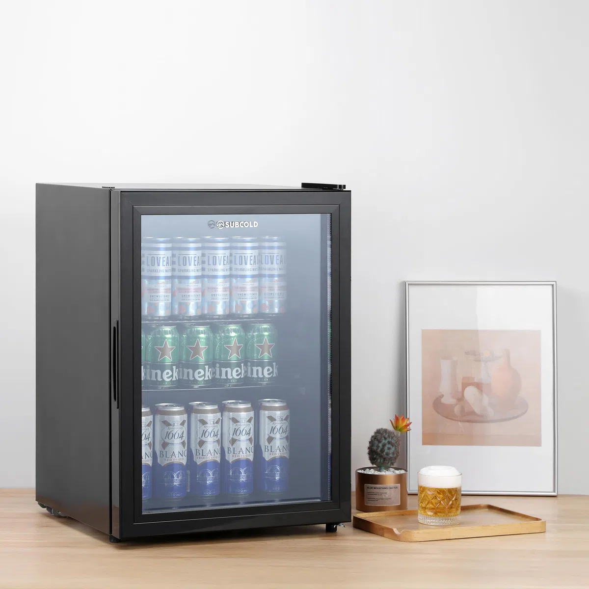 Subcold Cave60 Getränkekühlschrank 54L für 50 Dosen | Bierkühlschrank mit Glastür und LED-Beleuchtung | Mini Kühlschrank für Hausbar, Büro & Minibar