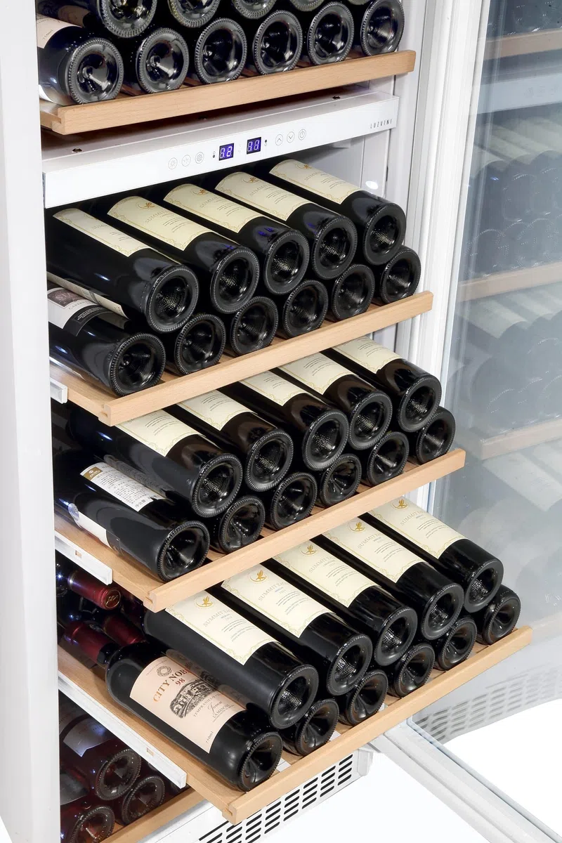 Große weiße LuzVini LV150W Einbau-Weinklimaschrank - Weinkühlschrank mit 2 Zonen - 150 Flaschen, Kompressorkühlung und ausschiebbare Regalen aus Buchenholz