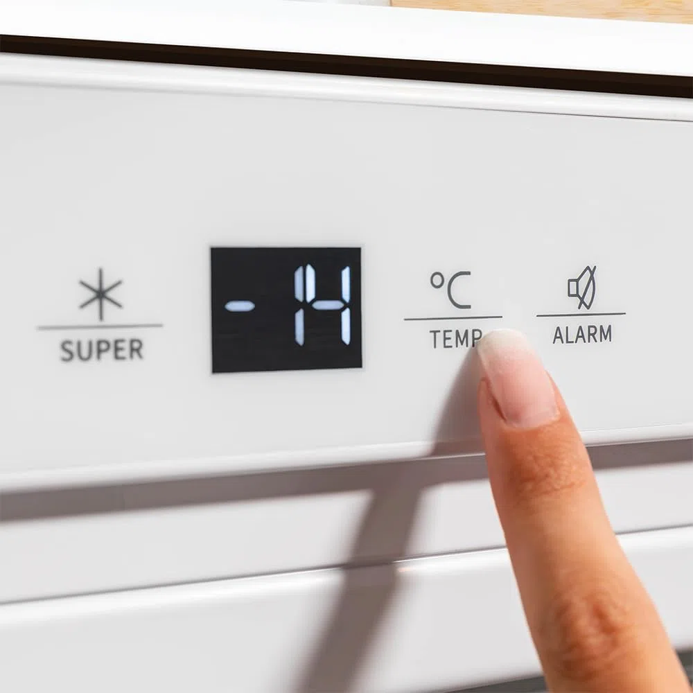 Cecotec Bolero Coolmarket TF BI 101 White E. Integrierbarer Mini-Gefrierschrank, 101 l, Display Touch und Fast Freezing, umkehrbare Tür, einstellbare Temperatur -14 °C bis -24 °C,
